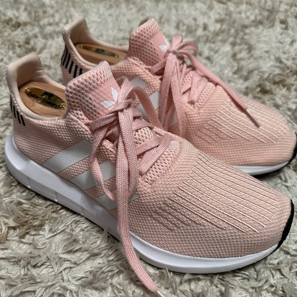Like new pink Adidas women’s tennis shoes!